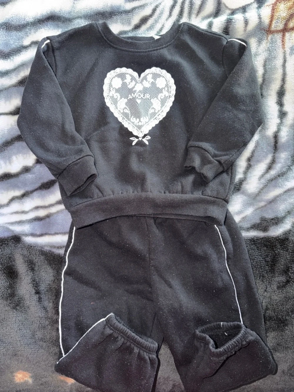 The Children's Place Black Girls Heart Sweatshirt & Jogger Set - Picture 1 of 1